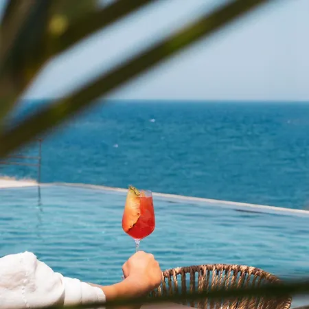 Colombos Beachfront Hotel Foinikiá